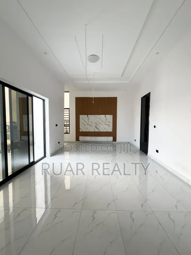6bdrm Duplex in Chevron for sale in Chevron