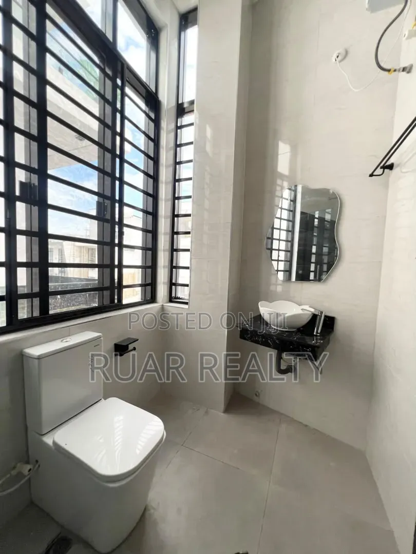 6bdrm Duplex in Chevron for sale in Chevron