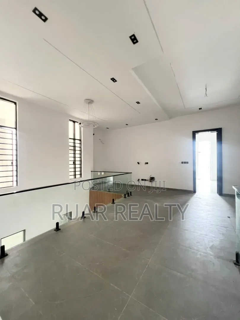 6bdrm Duplex in Chevron for sale in Chevron