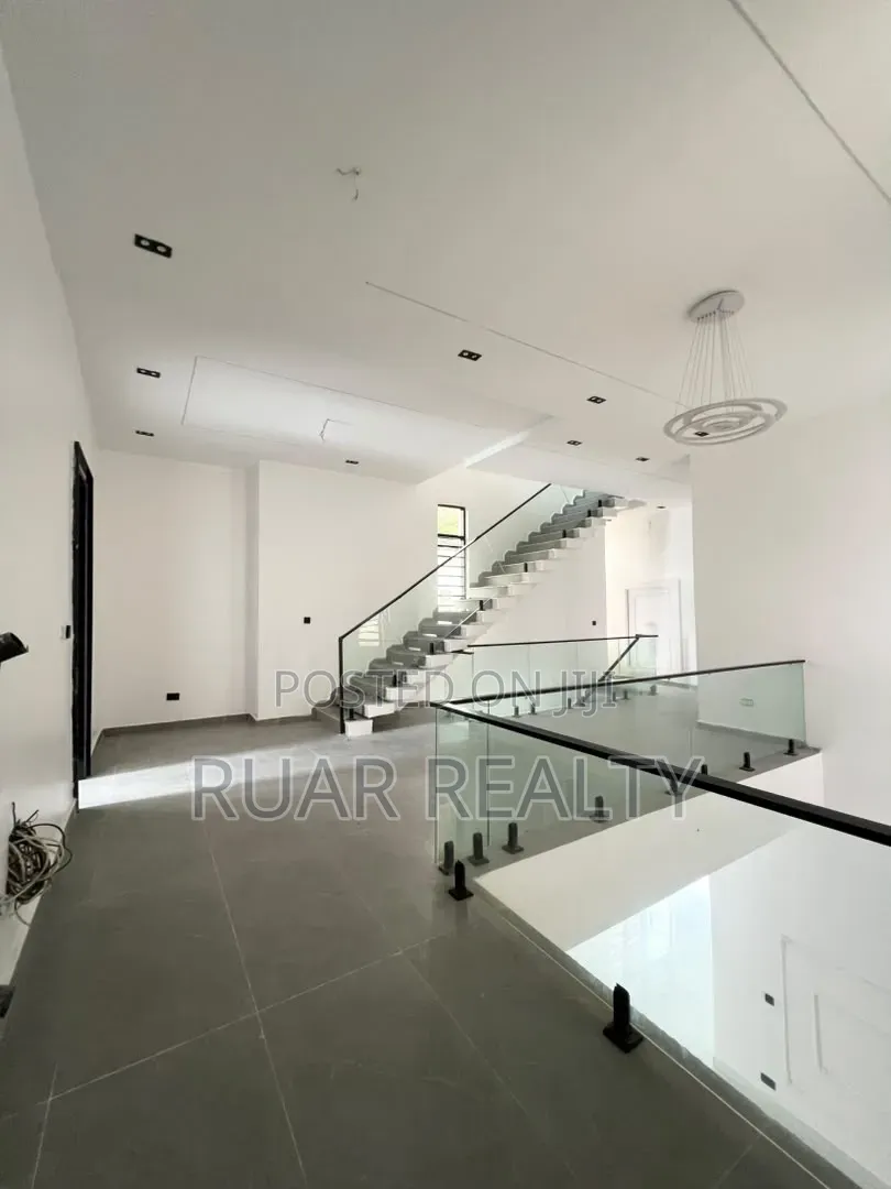 6bdrm Duplex in Chevron for sale in Chevron