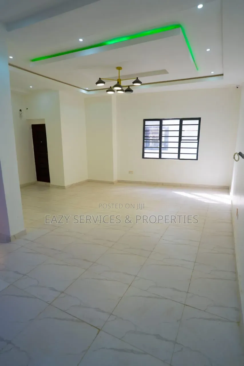 4bdrm Duplex in Gated And Secured, Chevron for sale in Chevron