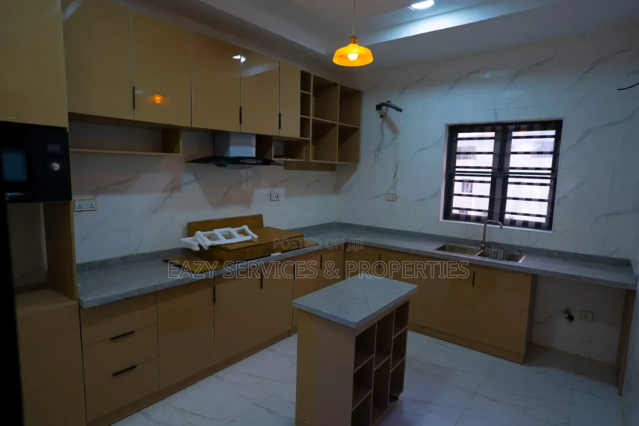 4bdrm Duplex in Gated And Secured, Chevron for sale in Chevron