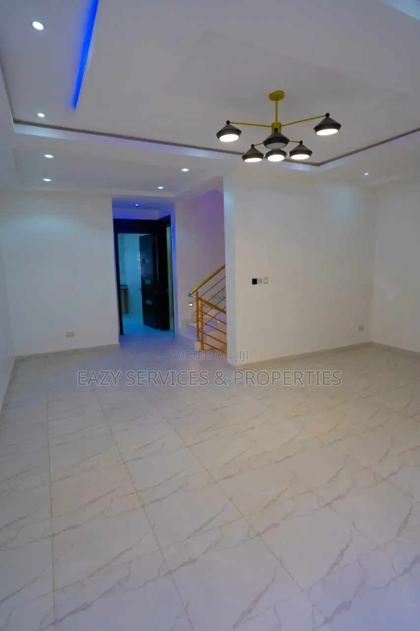 4bdrm Duplex in Gated And Secured, Chevron for sale in Chevron