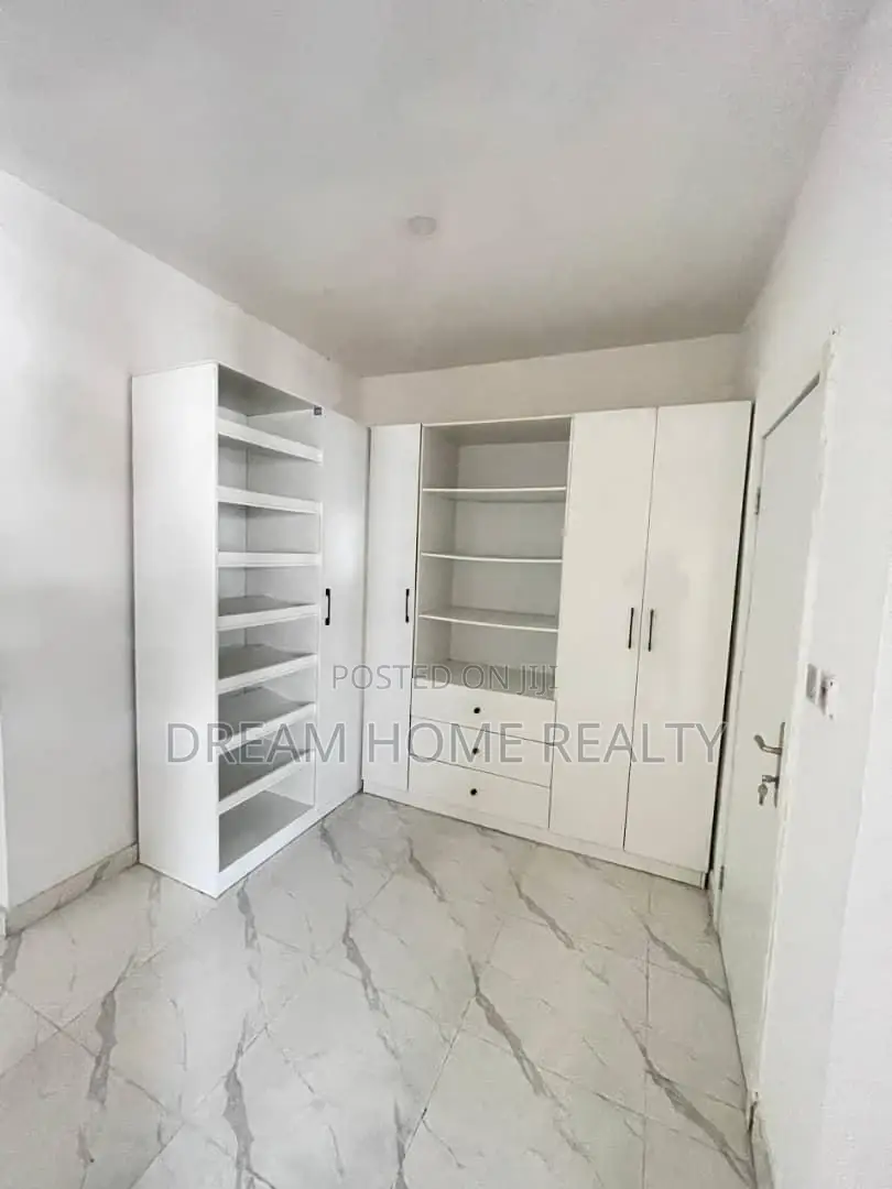 4bdrm Duplex in Ikota for sale in Ikota
