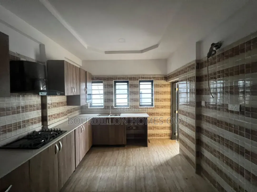 4bdrm Apartment in Off Freedom Way for sale in Lekki Phase 1