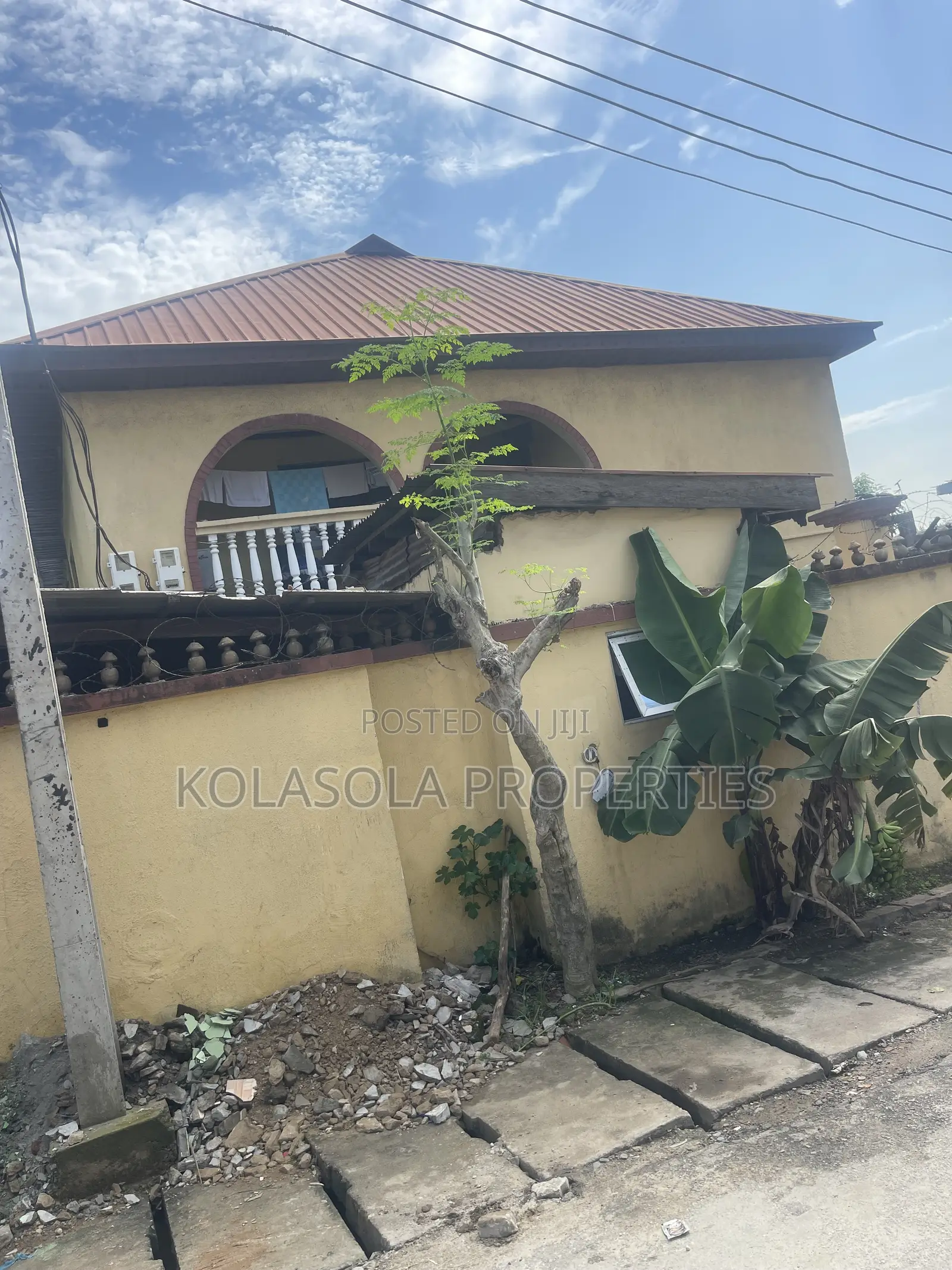 6bdrm Block of Flats in Gbolade Adebanjo, Coker Road for sale in Coker Road