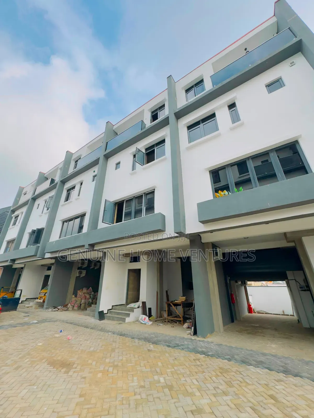 4bdrm Duplex in Millenuim/UPS for sale in Millenuim/UPS