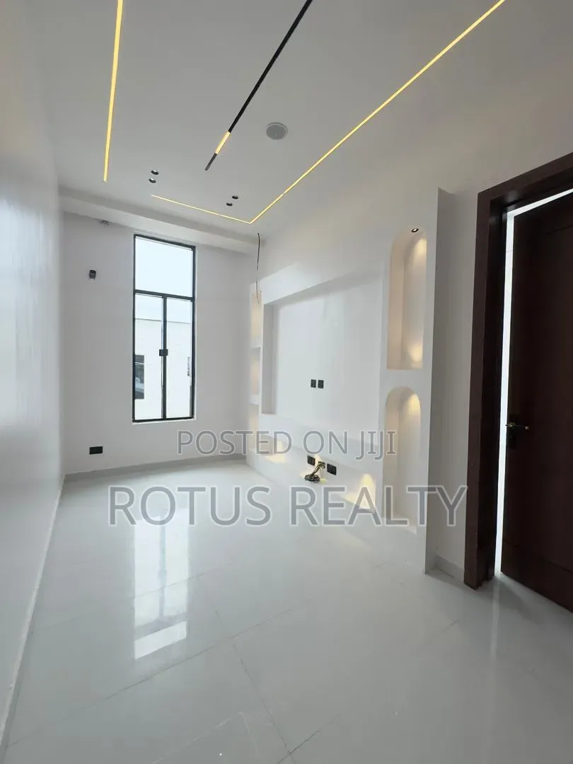 4bdrm Duplex in Ikota for sale in Ikota