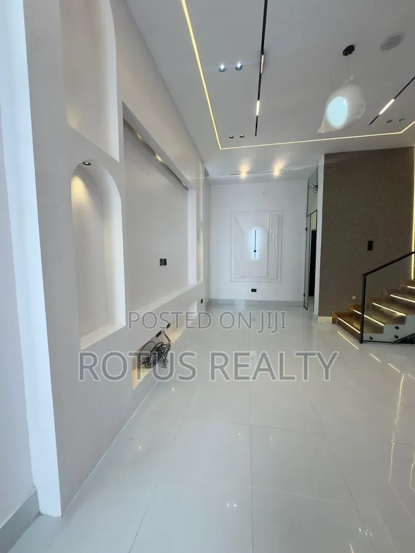 4bdrm Duplex in Ikota for sale in Ikota