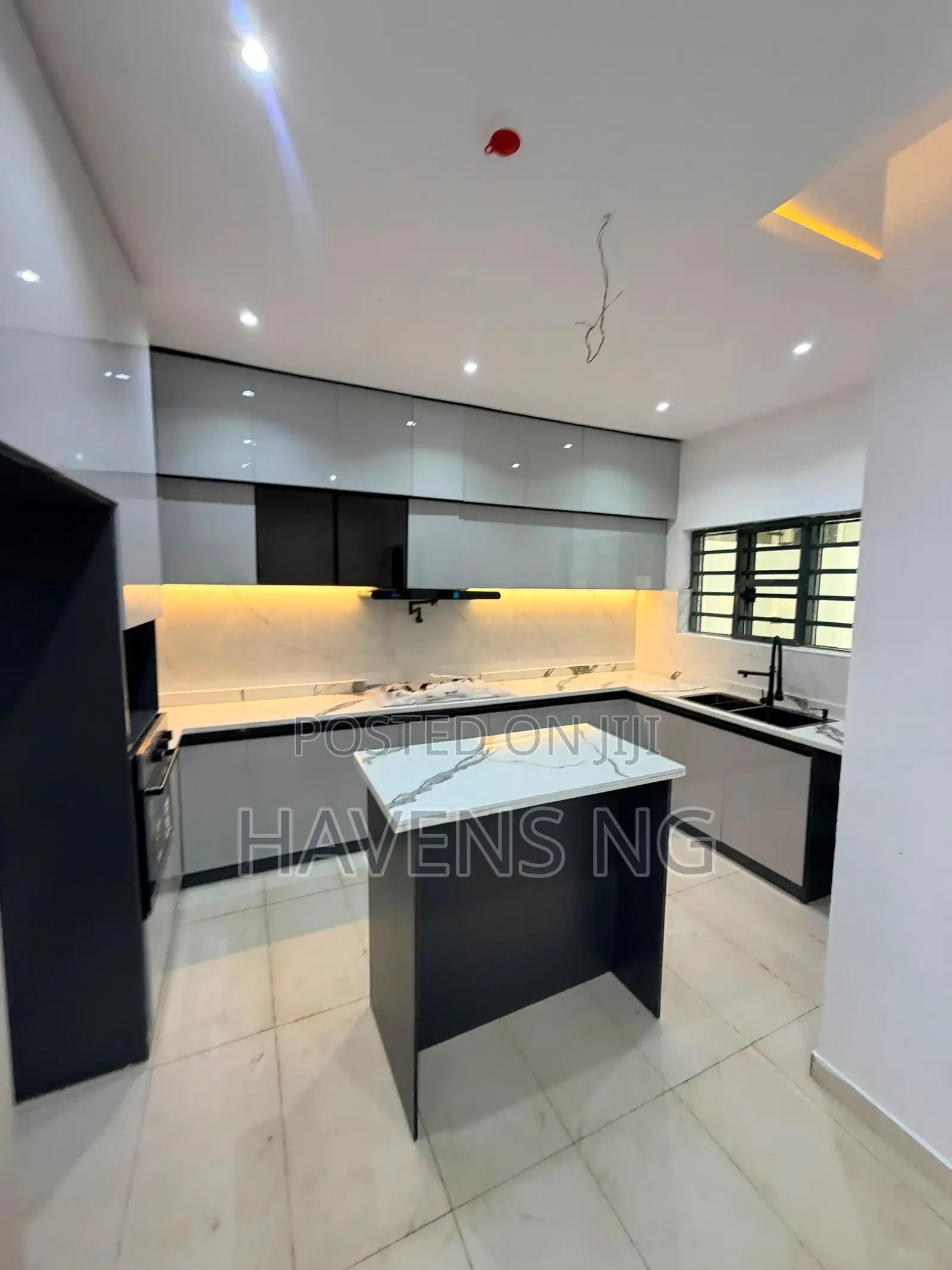 4bdrm Penthouse in Akobo for sale in Akobo