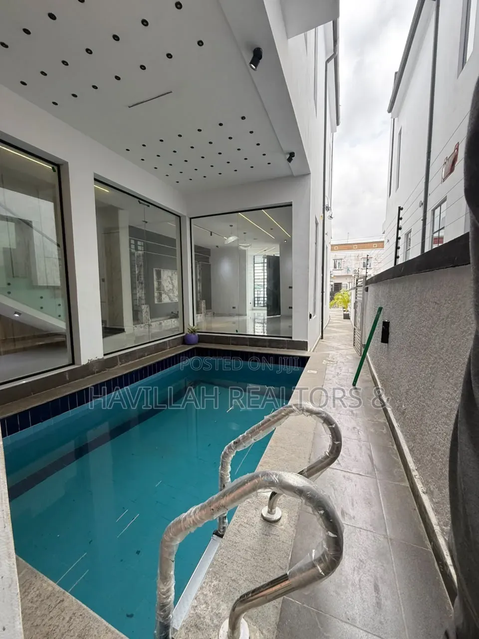 5bdrm Duplex in Ikota for sale in Ikota