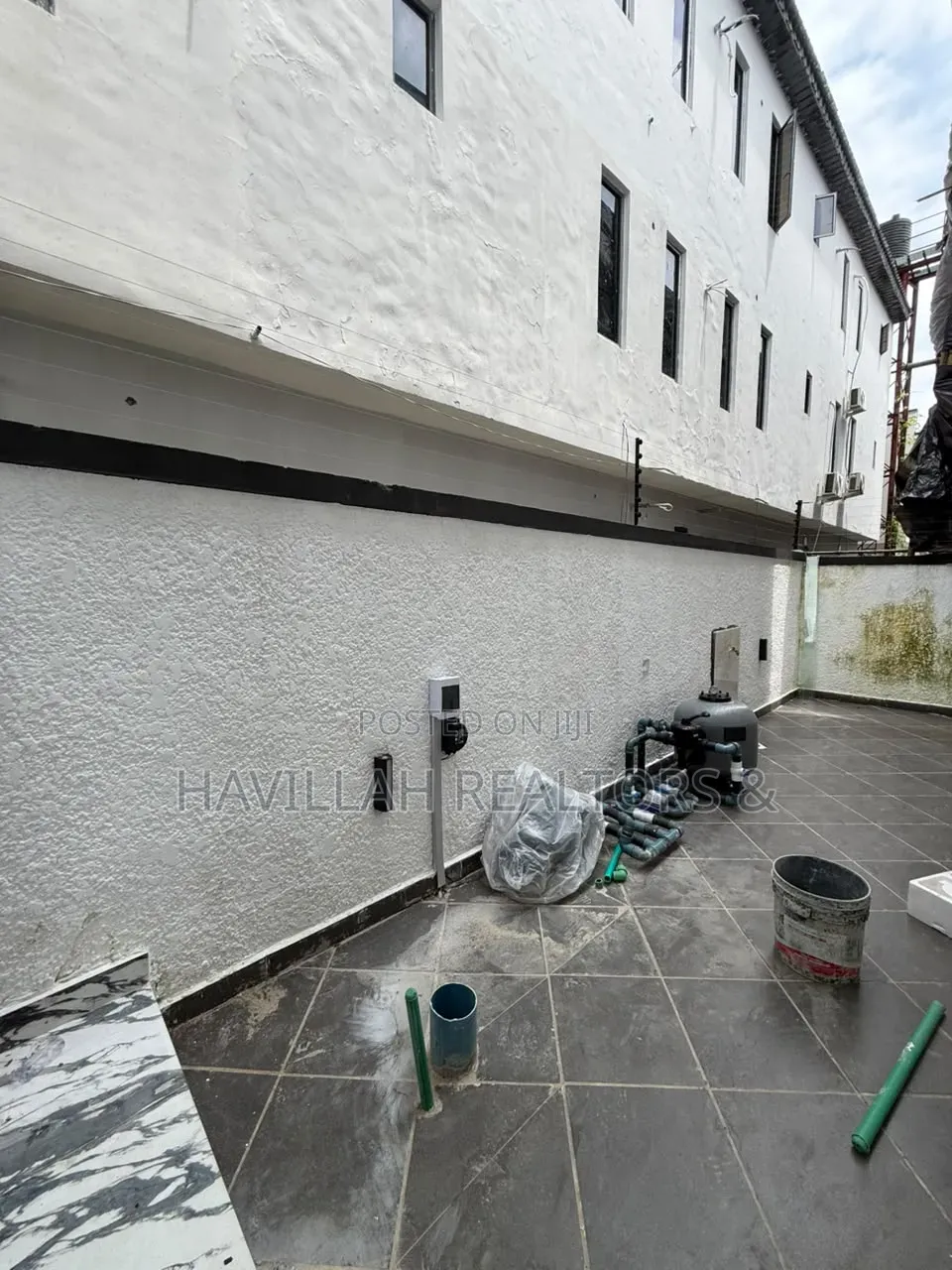 5bdrm Duplex in Ikota for sale in Ikota