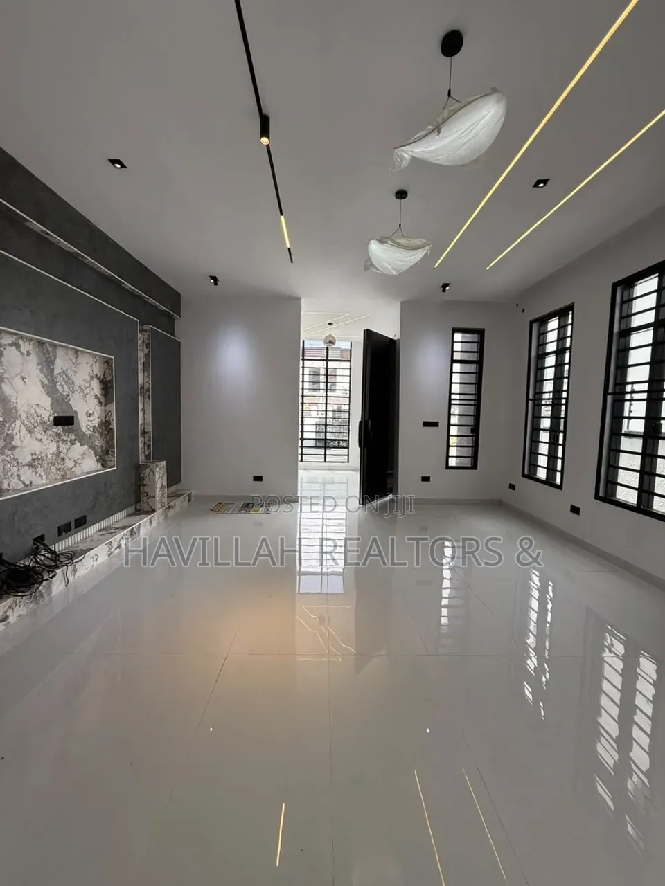 5bdrm Duplex in Ikota for sale in Ikota