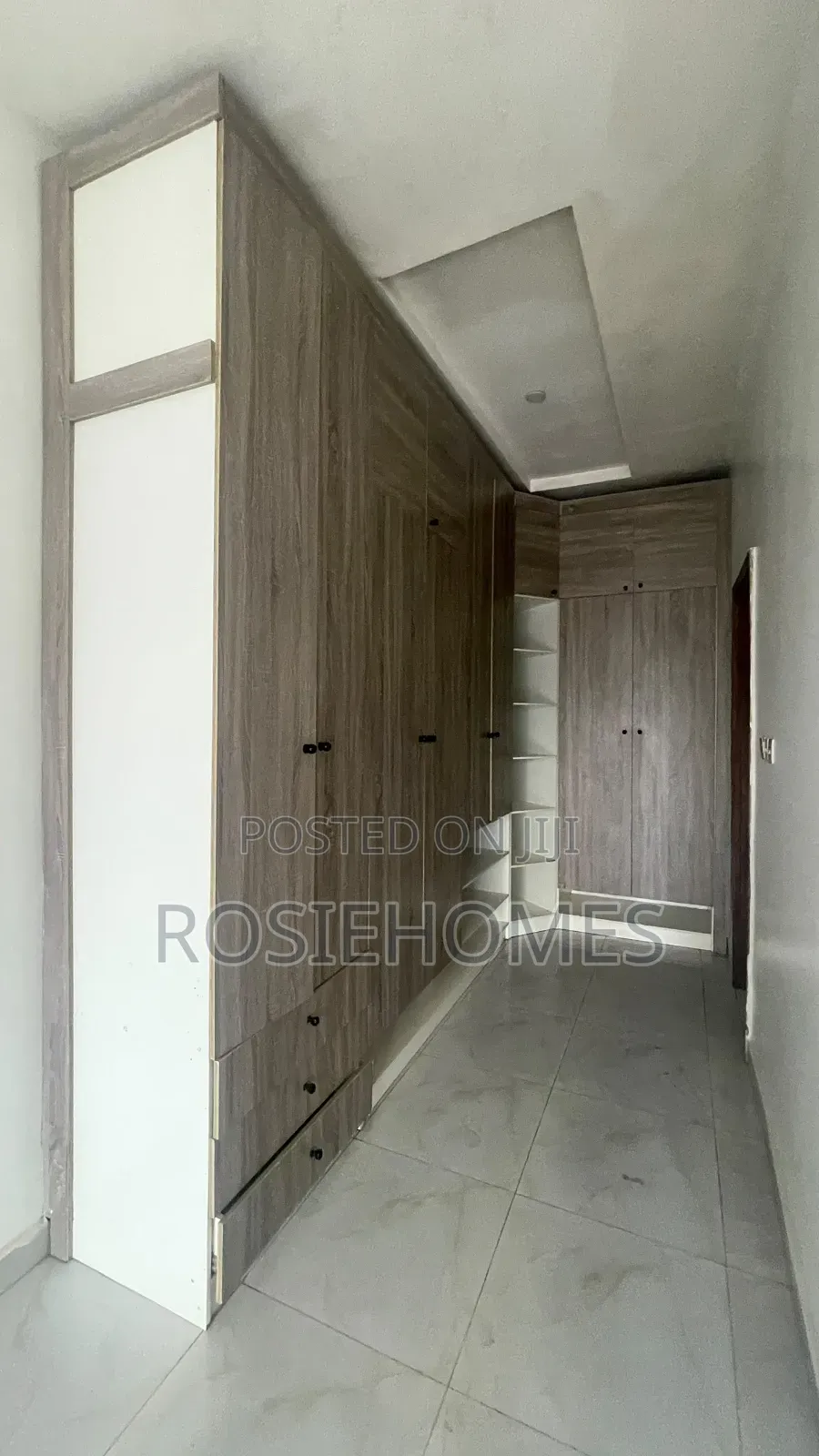 4bdrm Duplex in Agungi for rent in Agungi