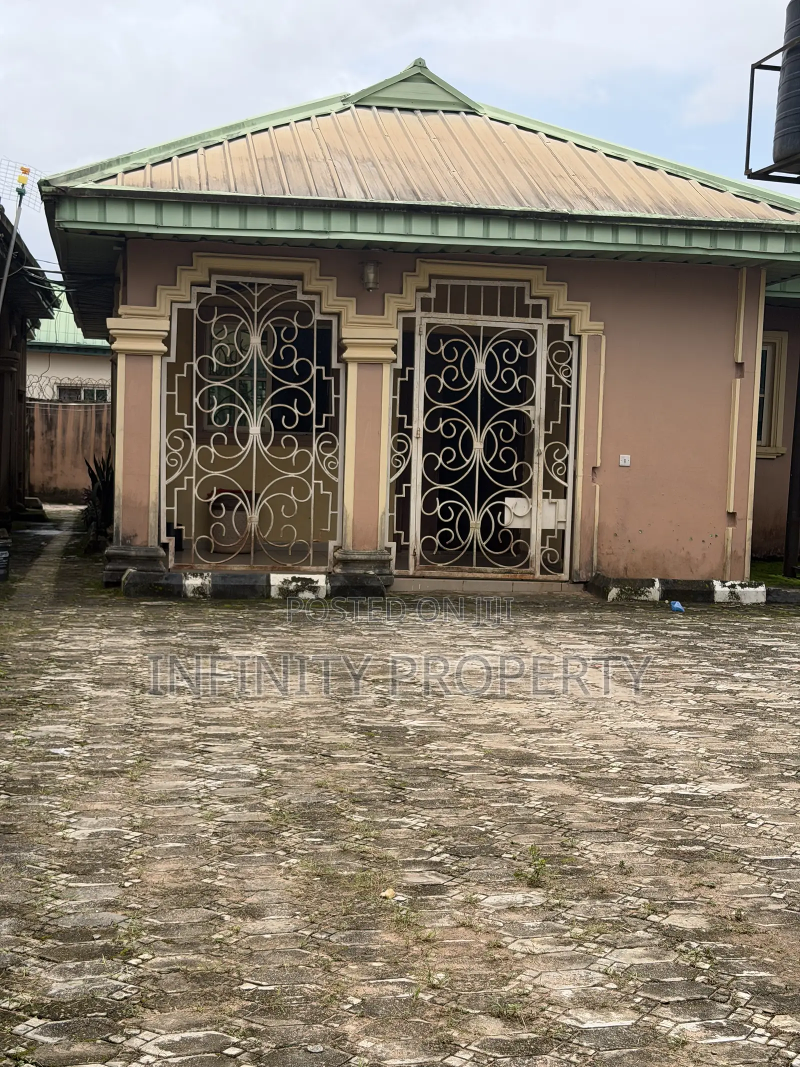 2bdrm Block of Flats in Ugbor Central, Benin City for sale in Benin City