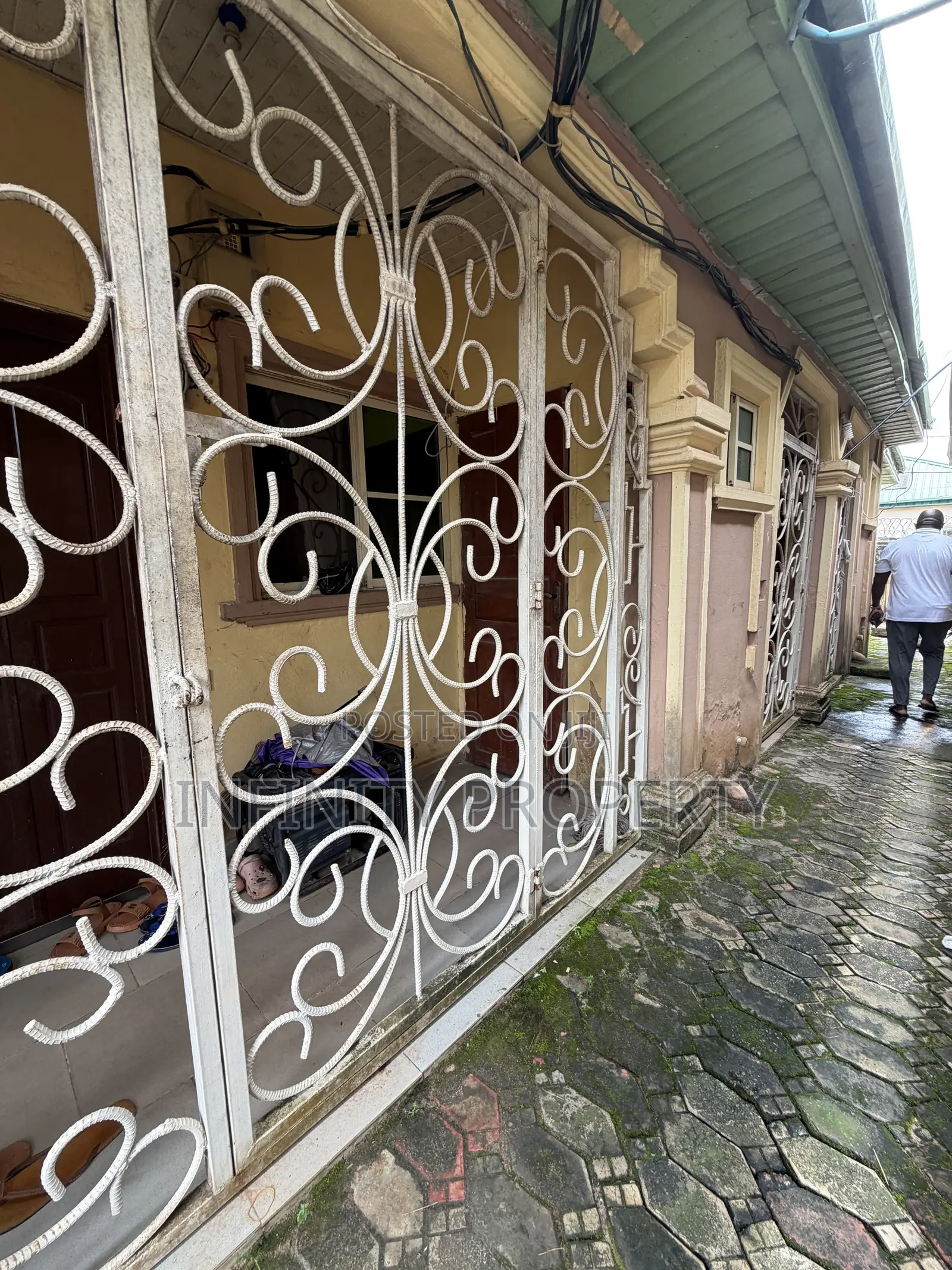 2bdrm Block of Flats in Ugbor Central, Benin City for sale in Benin City