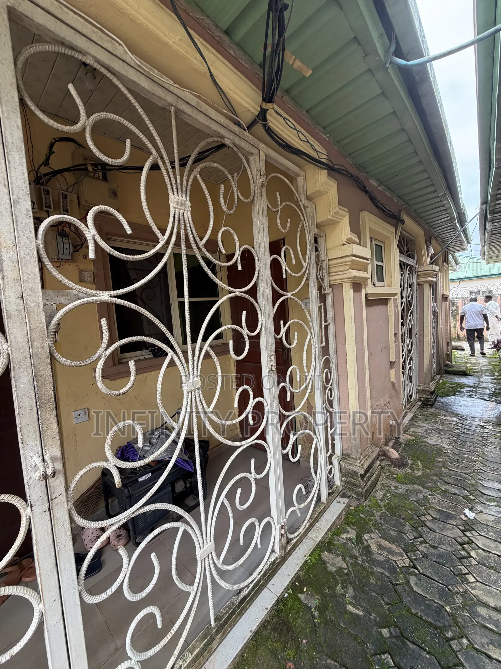 2bdrm Block of Flats in Ugbor Central, Benin City for sale in Benin City