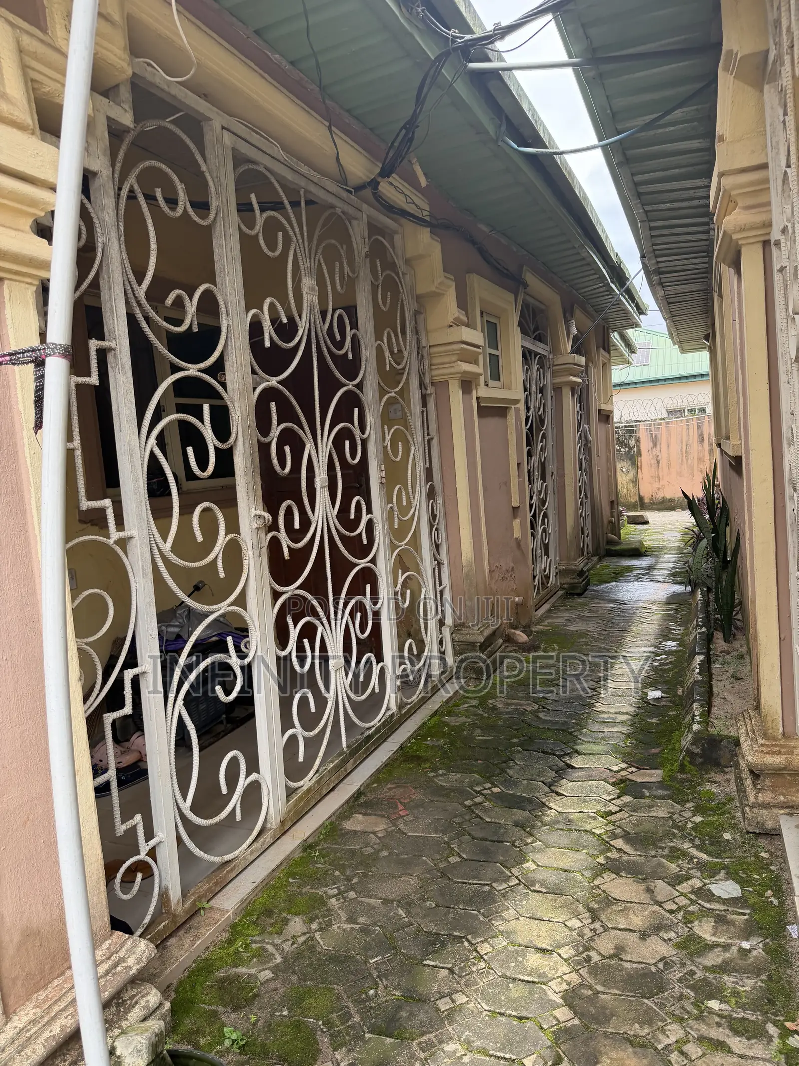 2bdrm Block of Flats in Ugbor Central, Benin City for sale in Benin City