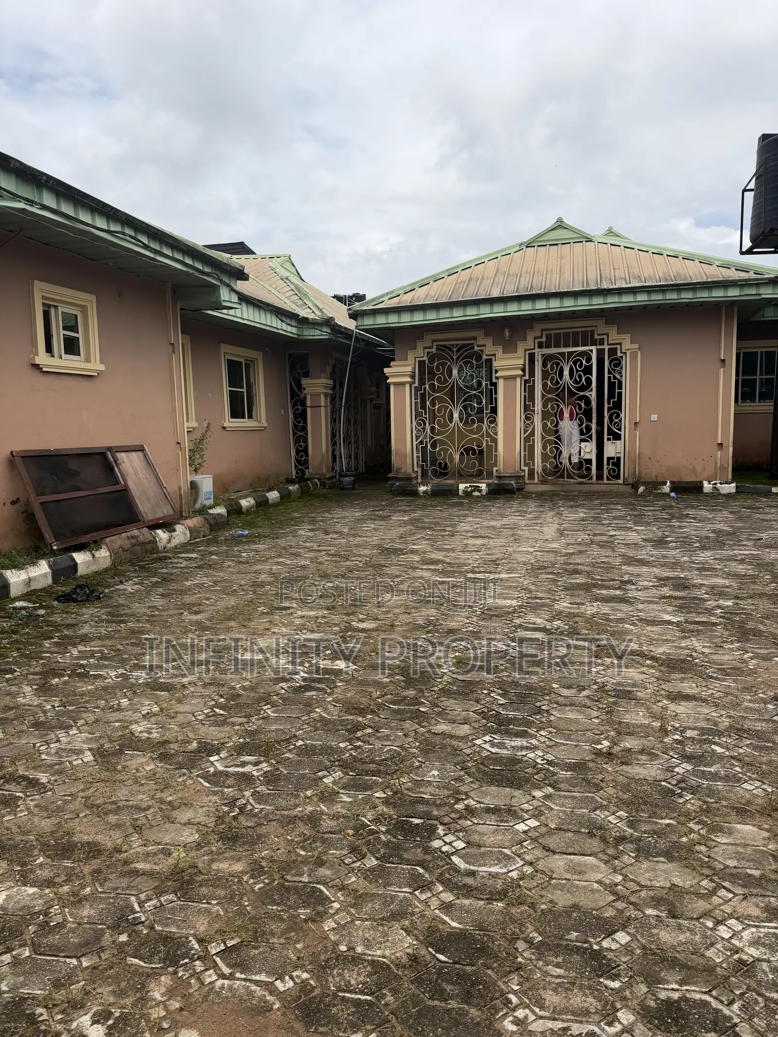2bdrm Block of Flats in Ugbor Central, Benin City for sale in Benin City