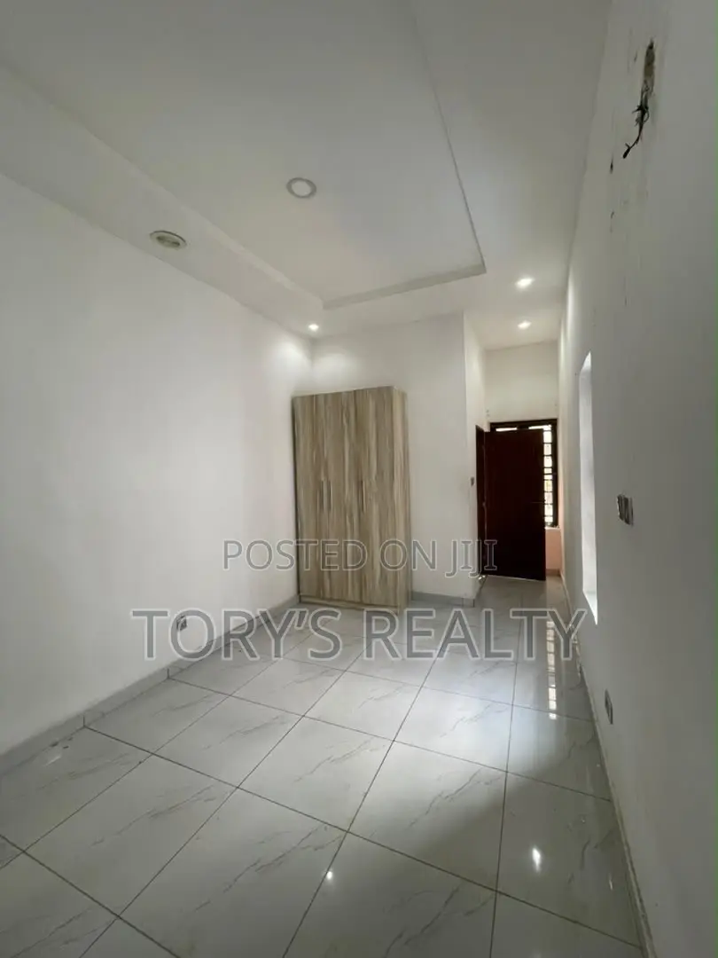 4bdrm Duplex in Chevron for sale in Chevron