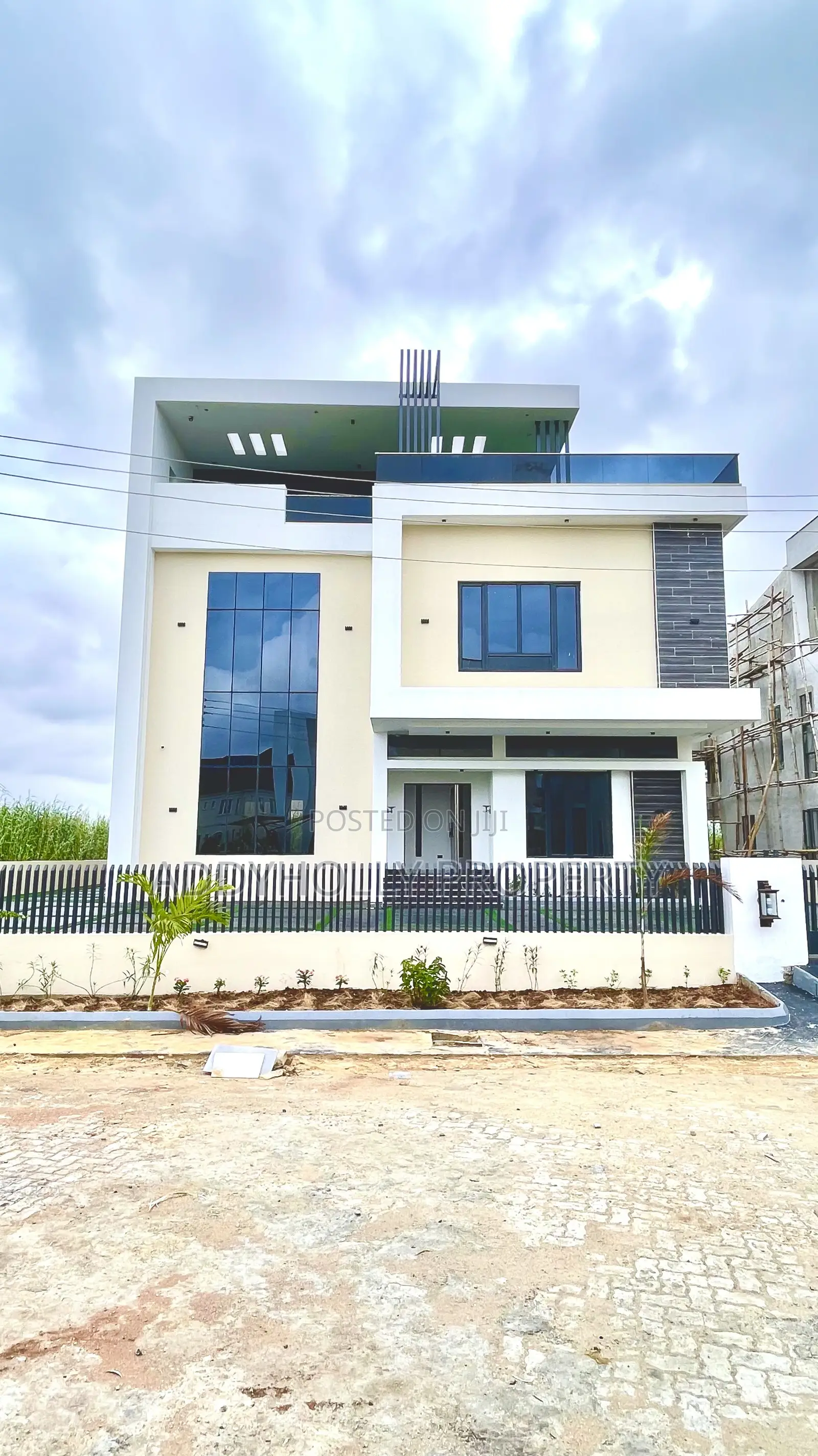6bdrm Duplex in Northern Foreshore, Chevron for sale in Chevron