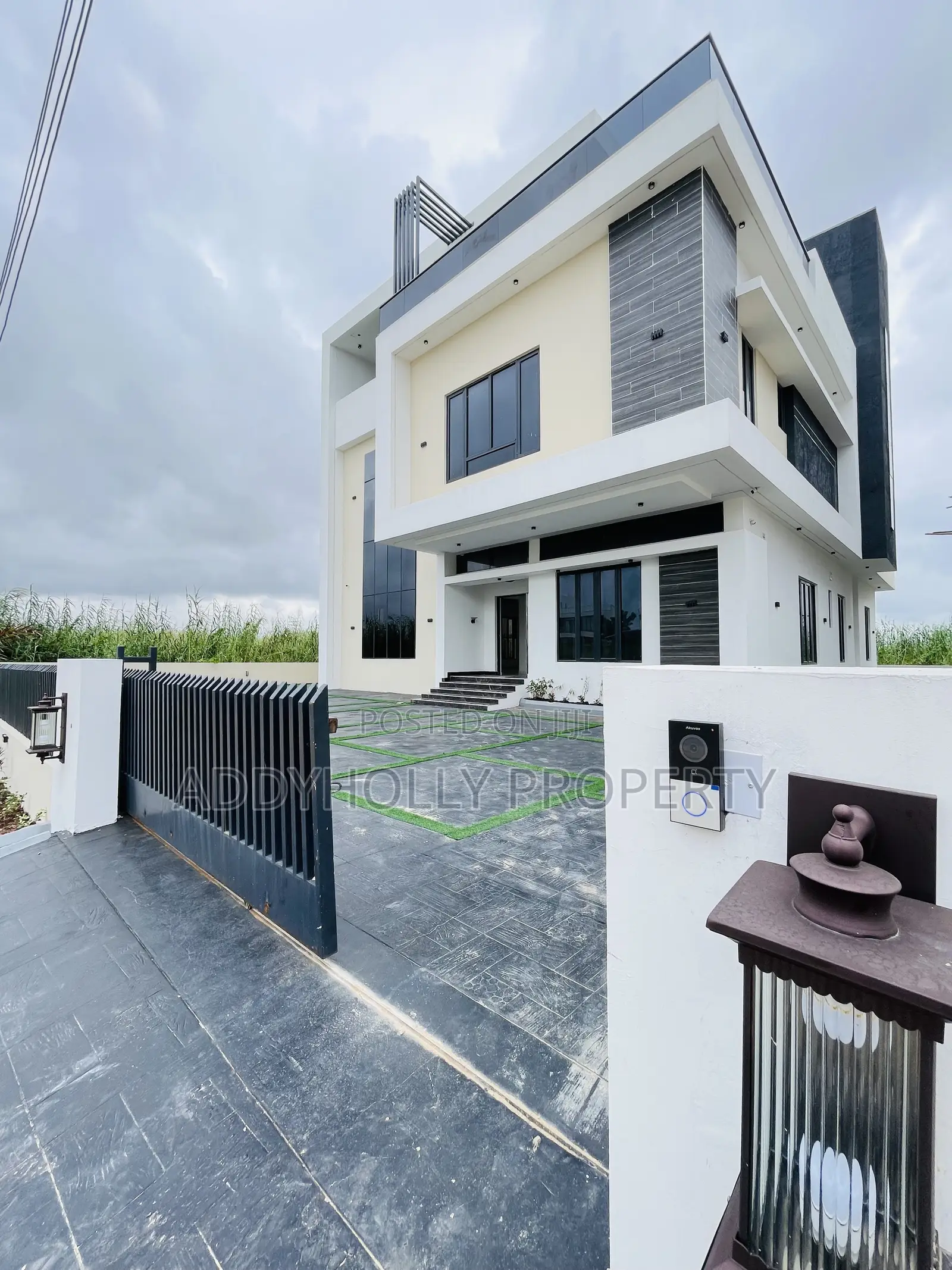 6bdrm Duplex in Northern Foreshore, Chevron for sale in Chevron