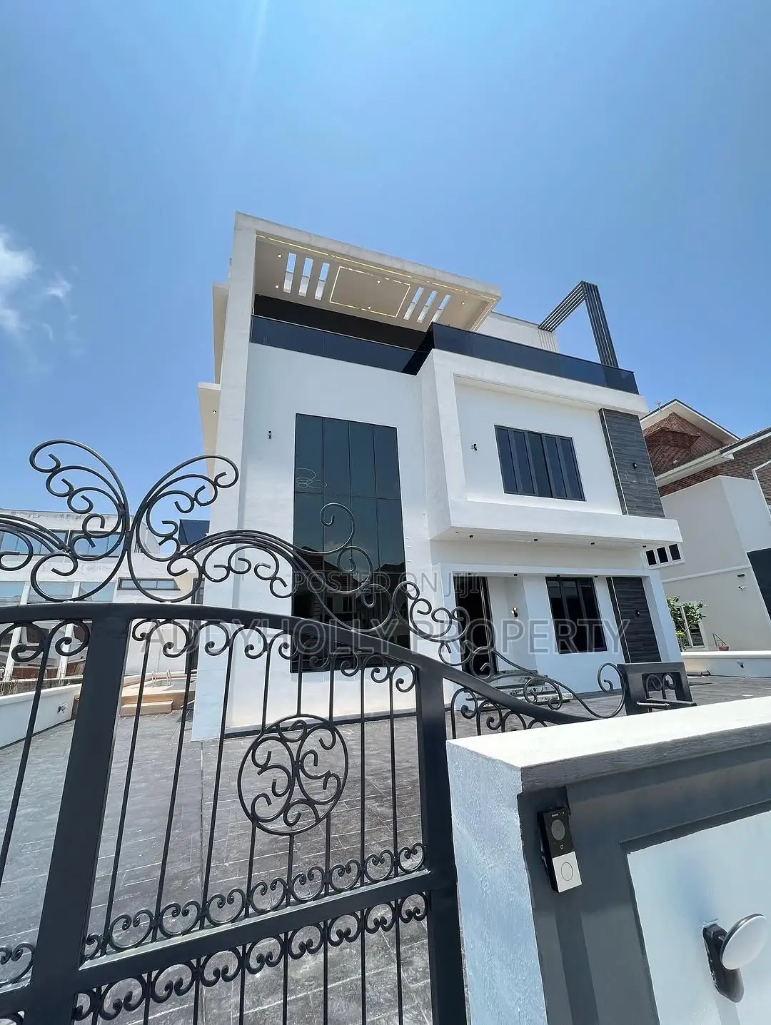 5bdrm Duplex in Pinnock Beach Estate, Jakande for sale in Jakande