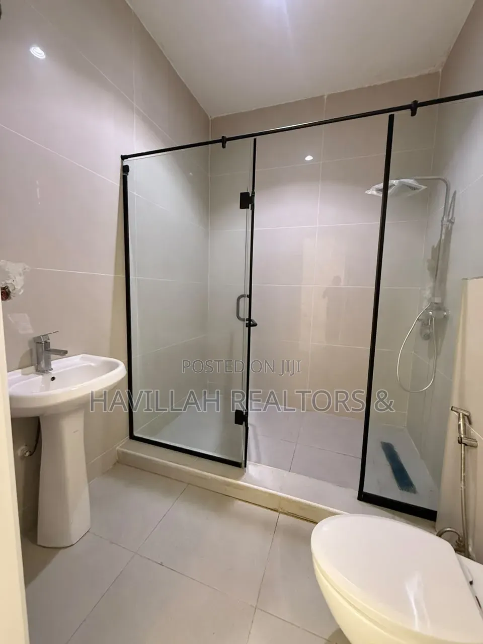 5bdrm Duplex in Ikota for sale in Ikota