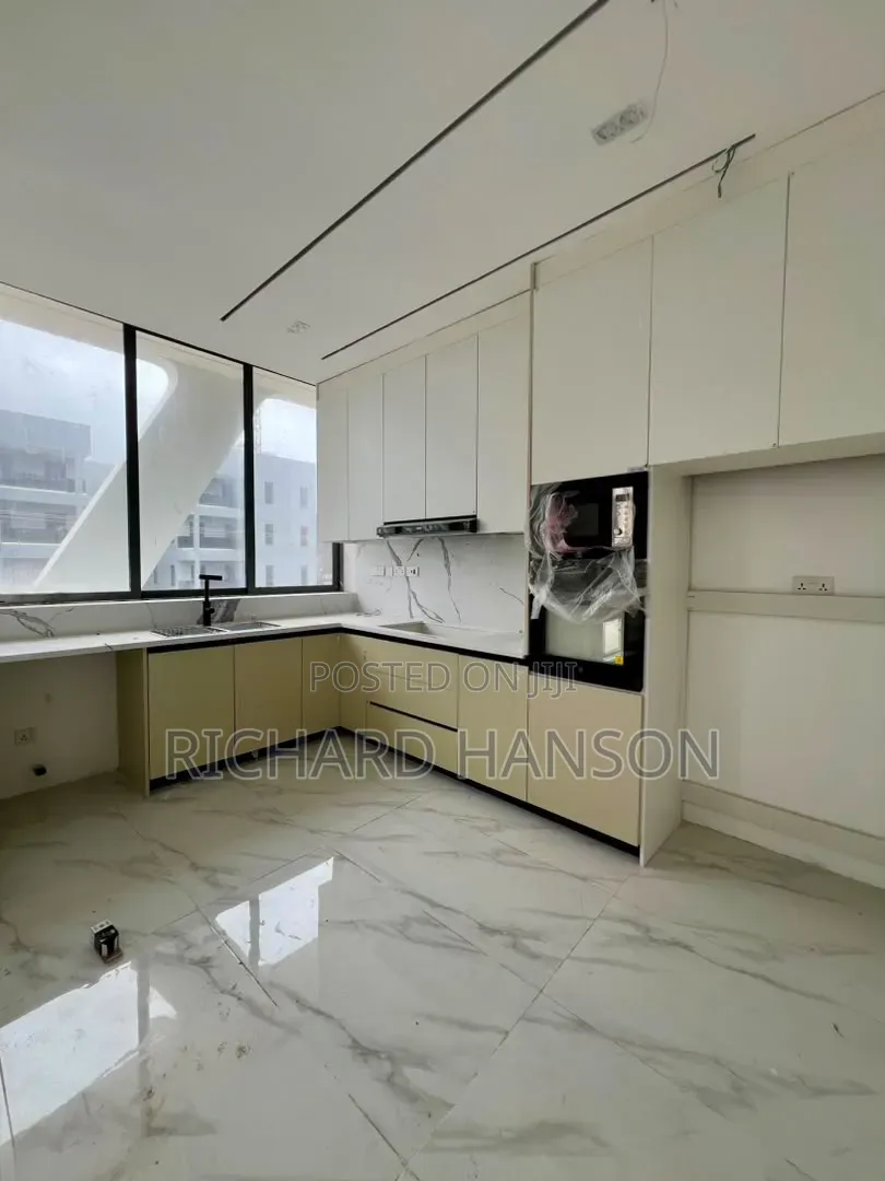 2bdrm Apartment in Secured, Lekki Phase 1 for sale in Lekki Phase 1