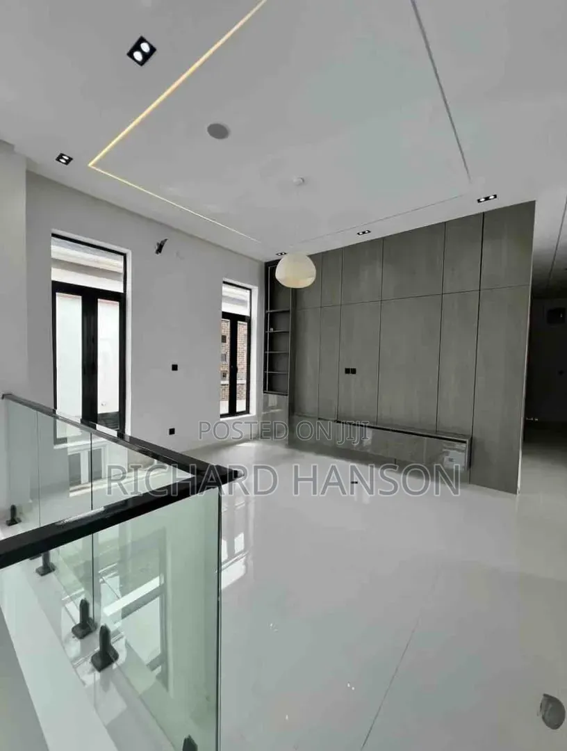 5bdrm Duplex in Ikota for sale in Ikota
