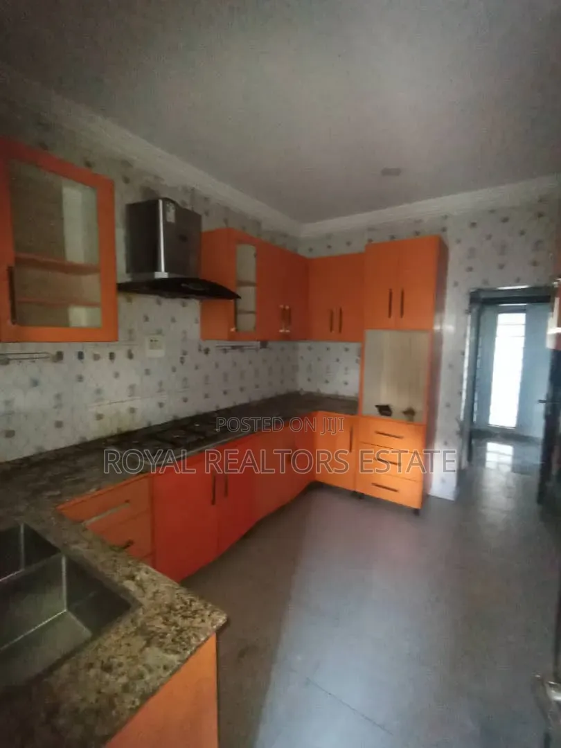 4bdrm Bungalow in Close To Apo Kabusa for rent in Apo Resettlement