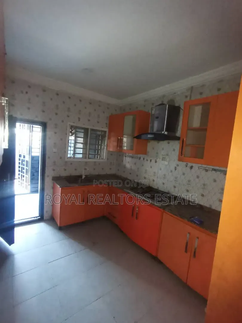 4bdrm Bungalow in Close To Apo Kabusa for rent in Apo Resettlement