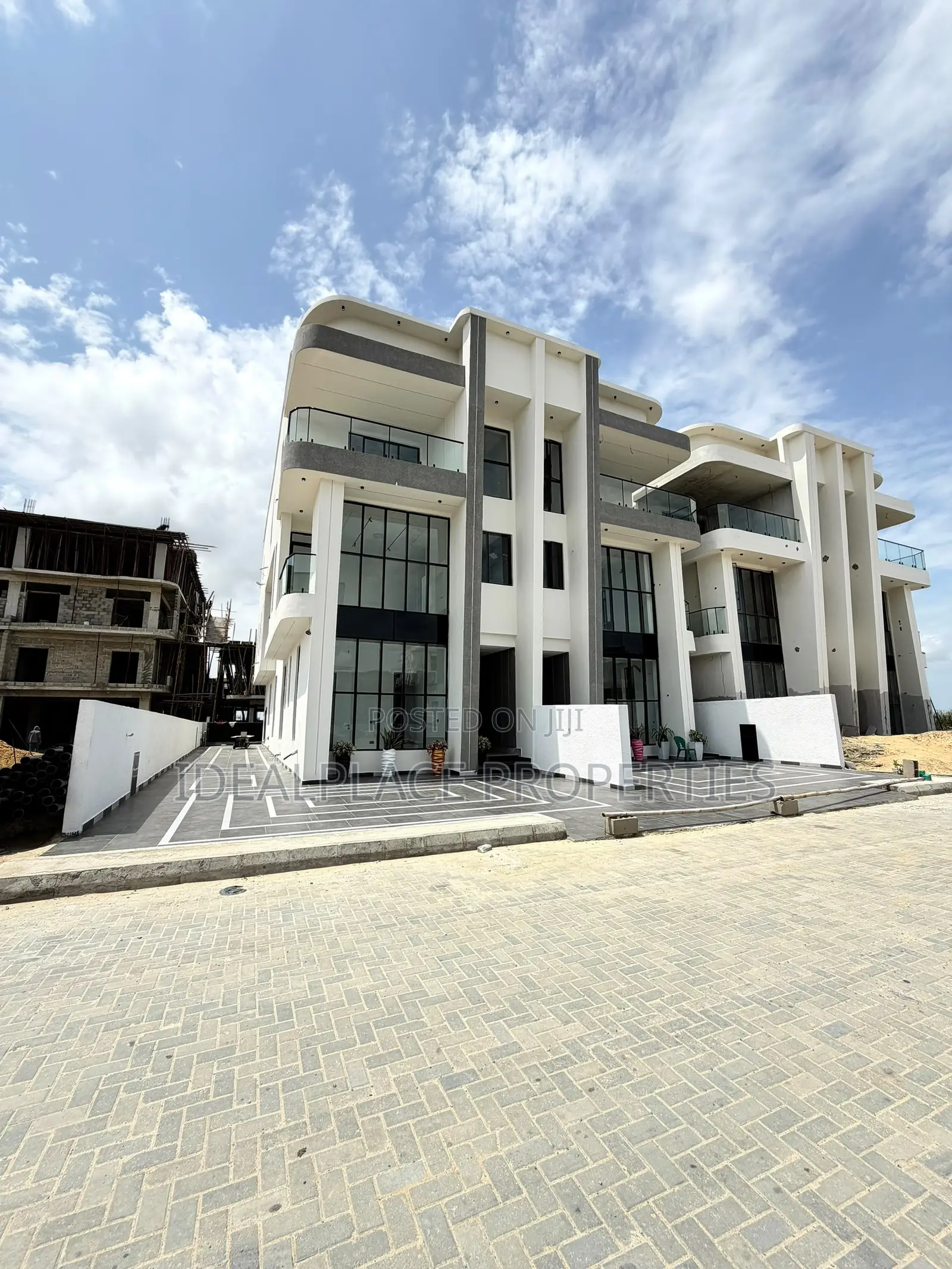5bdrm Duplex in Lekki Phase 1 for sale in Lekki Phase 1