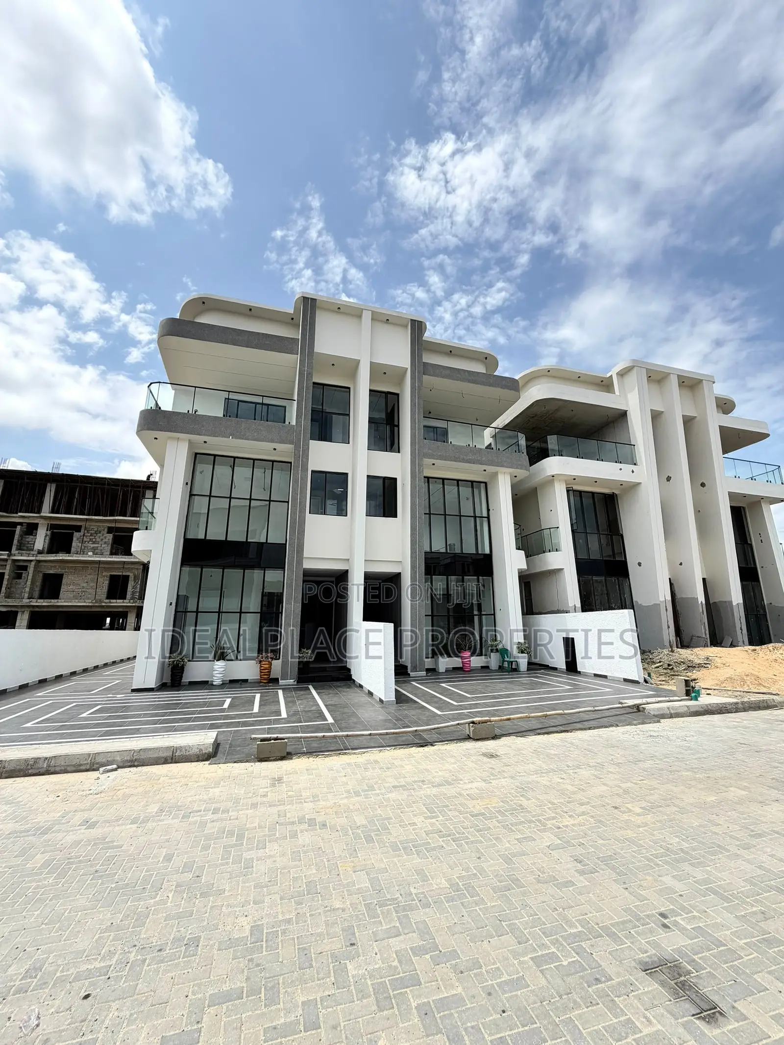 5bdrm Duplex in Lekki Phase 1 for sale in Lekki Phase 1