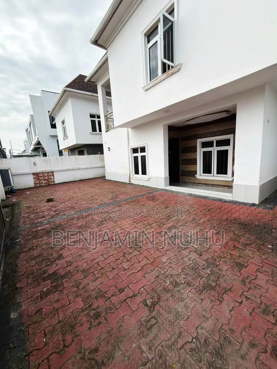 4bdrm Duplex in In A Secure Estate, Off Lekki-Epe Expressway for rent in Off Lekki-Epe Expressway