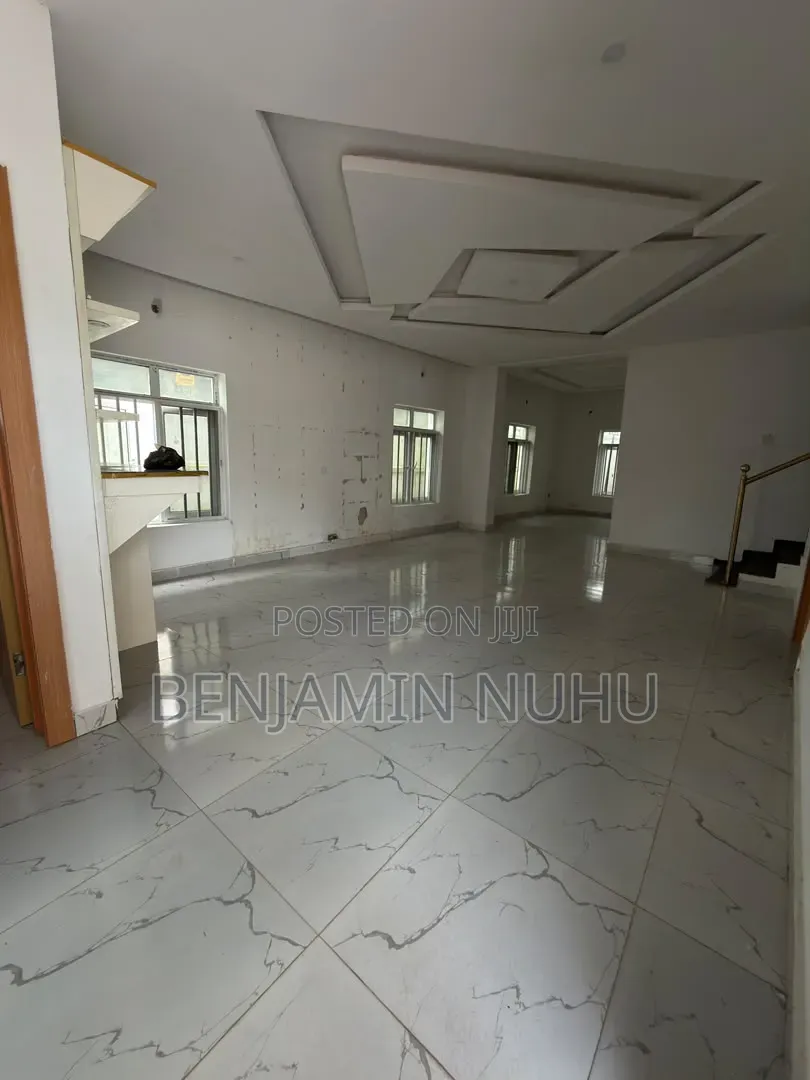 4bdrm Duplex in In A Secure Estate, Off Lekki-Epe Expressway for rent in Off Lekki-Epe Expressway