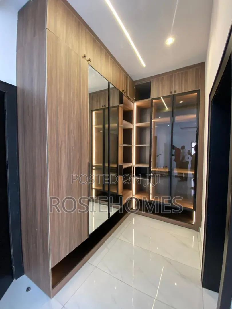 5bdrm Duplex in Chevron for sale in Chevron