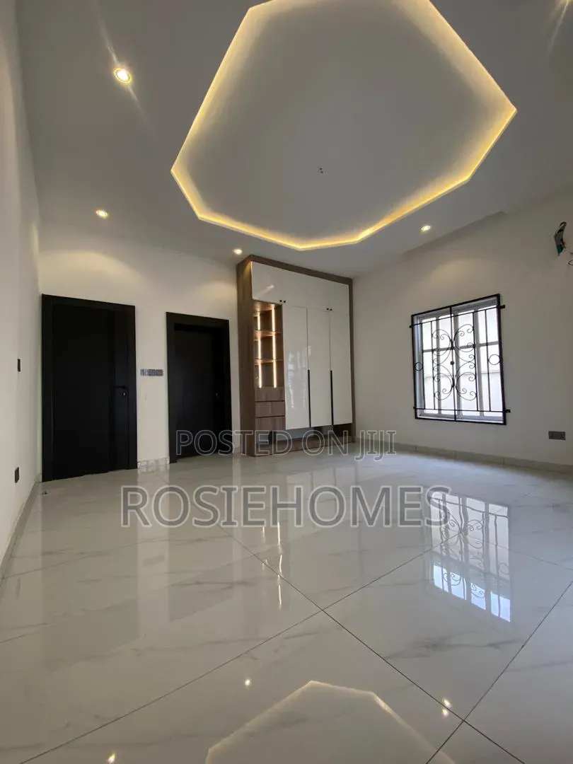 5bdrm Duplex in Chevron for sale in Chevron
