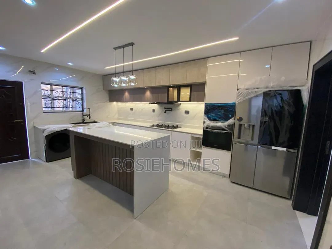 5bdrm Duplex in Chevron for sale in Chevron