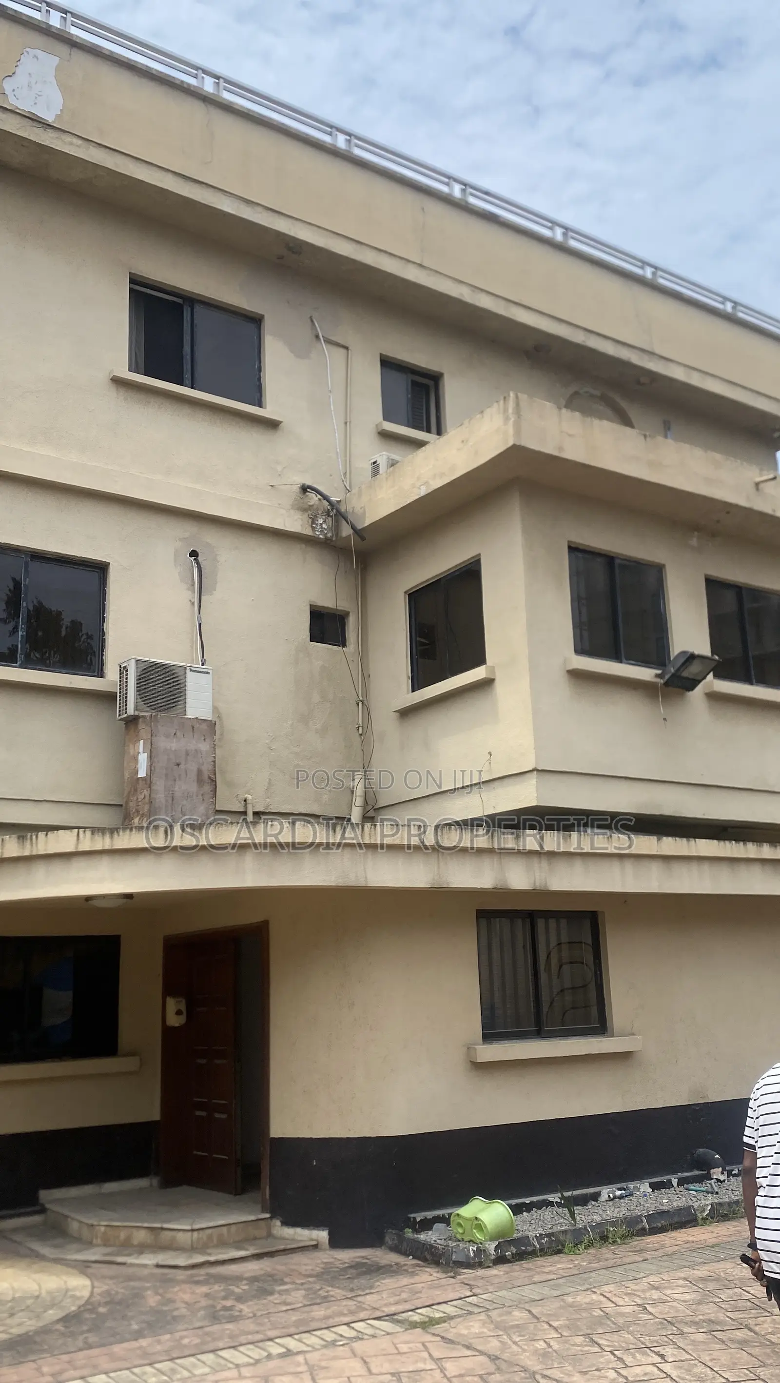 21 Room Old Hotel in VICTORIA ISLAND for Sale in Adeola Odeku