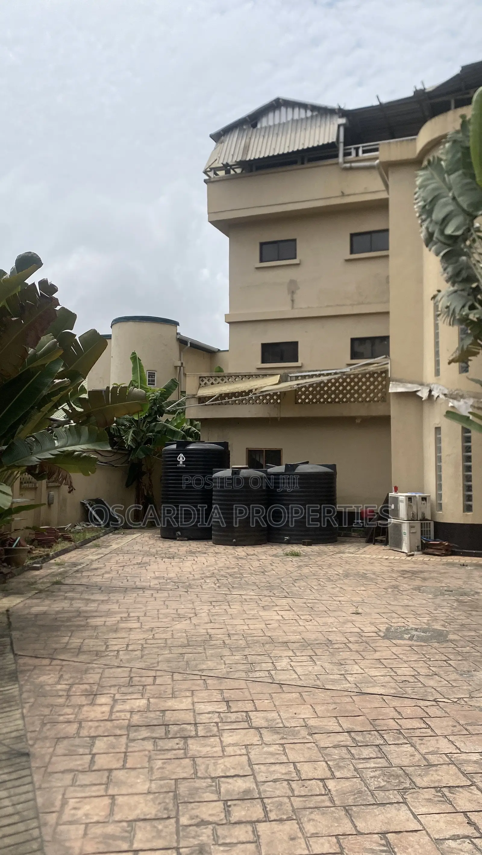 21 Room Old Hotel in VICTORIA ISLAND for Sale in Adeola Odeku