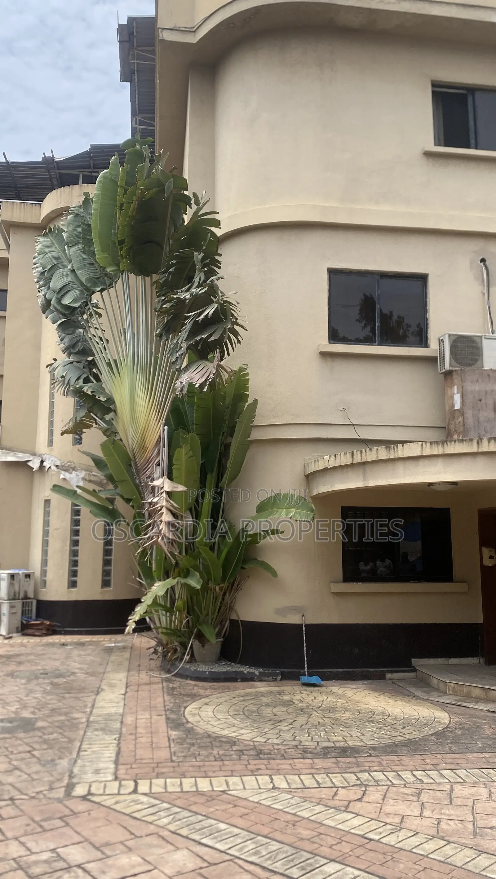 21 Room Old Hotel in VICTORIA ISLAND for Sale in Adeola Odeku