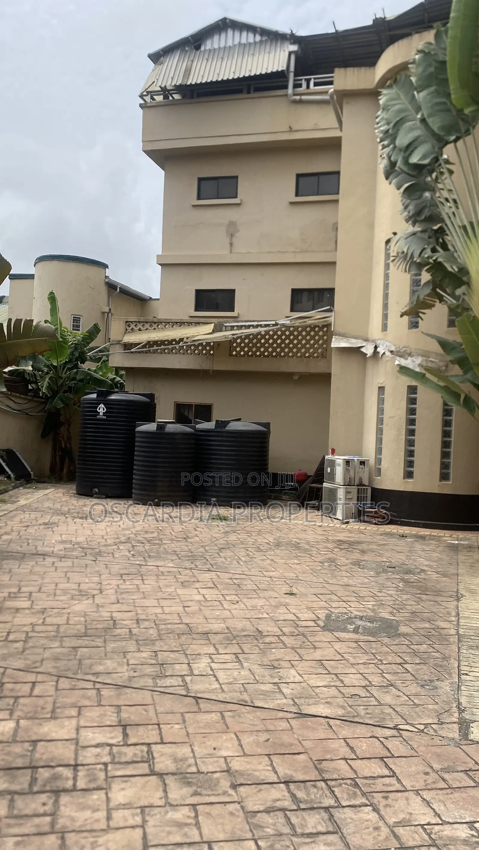 21 Room Old Hotel in VICTORIA ISLAND for Sale in Adeola Odeku