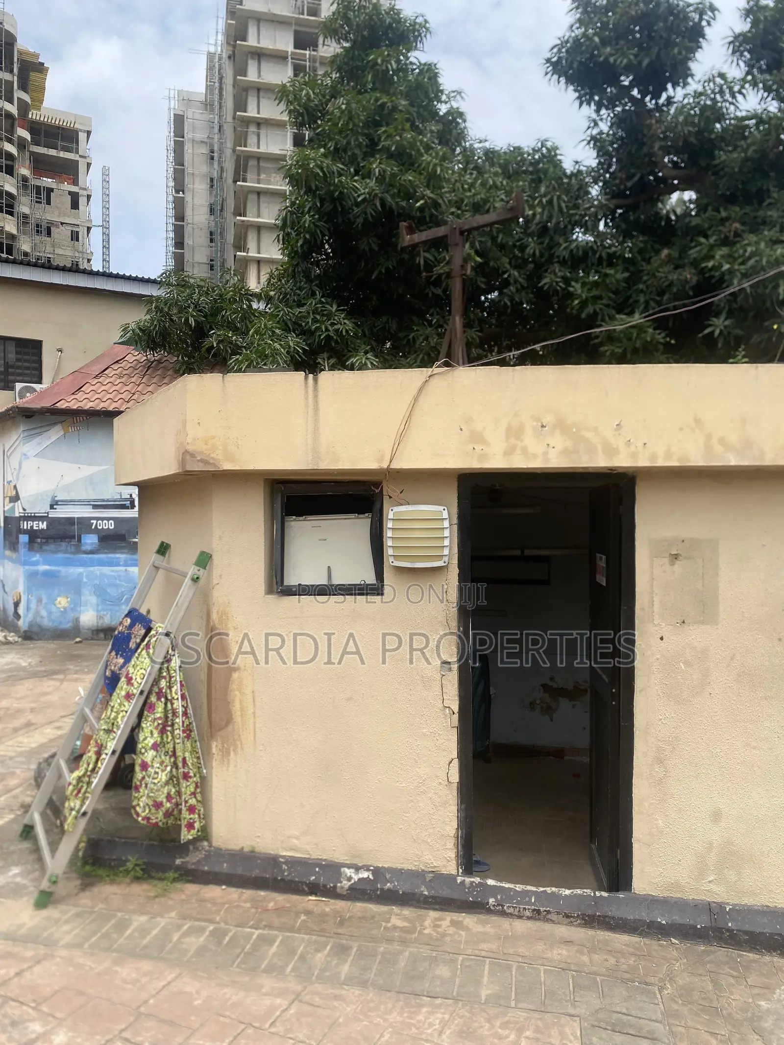 21 Room Old Hotel in VICTORIA ISLAND for Sale in Adeola Odeku