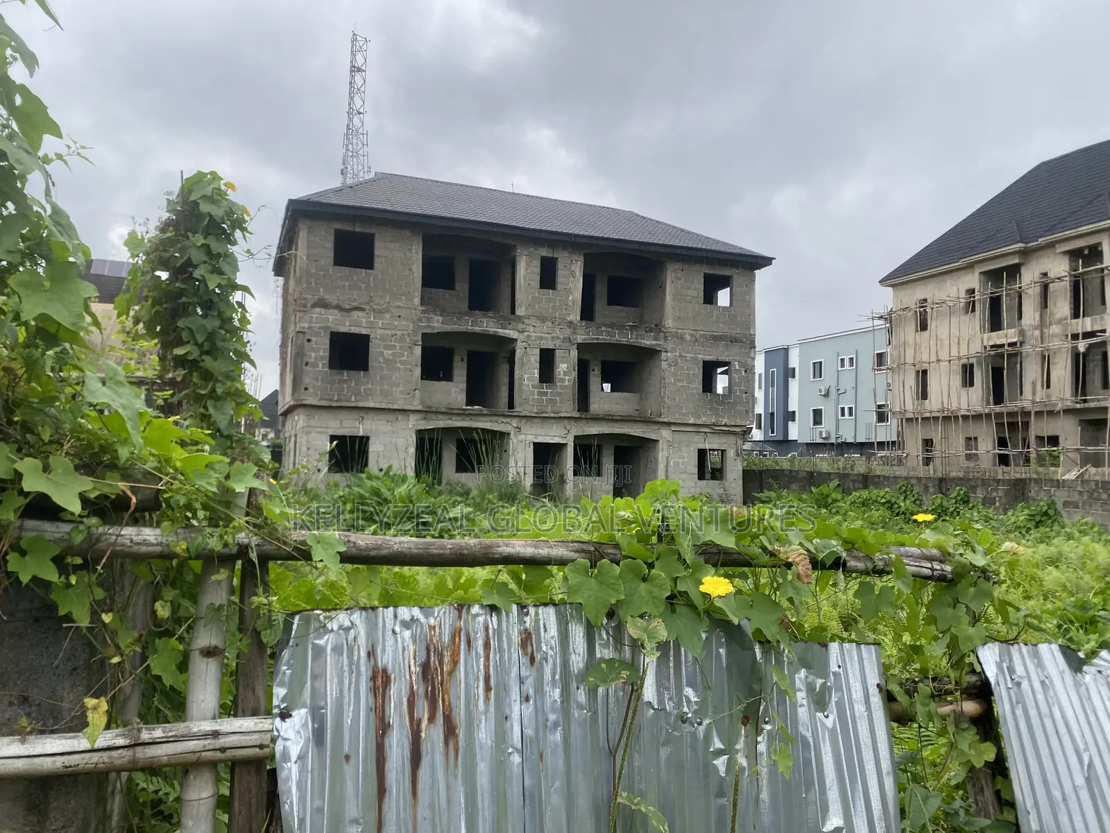12bdrm House in Gloryland Estate Ago for sale in Ago Palace