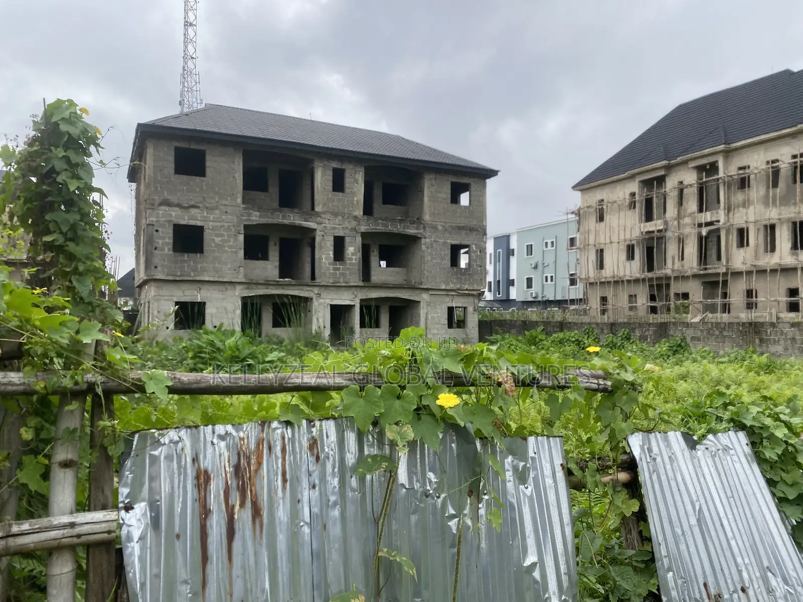 12bdrm House in Gloryland Estate Ago for sale in Ago Palace