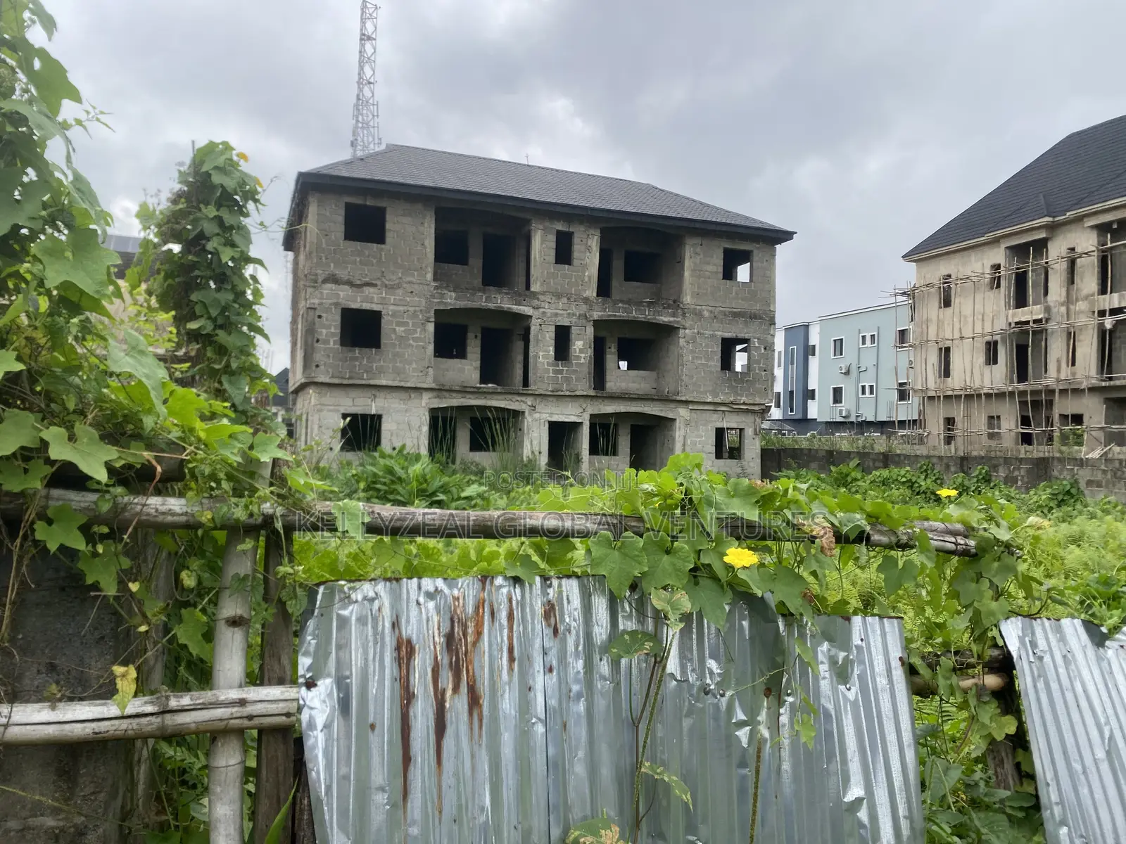12bdrm House in Gloryland Estate Ago for sale in Ago Palace