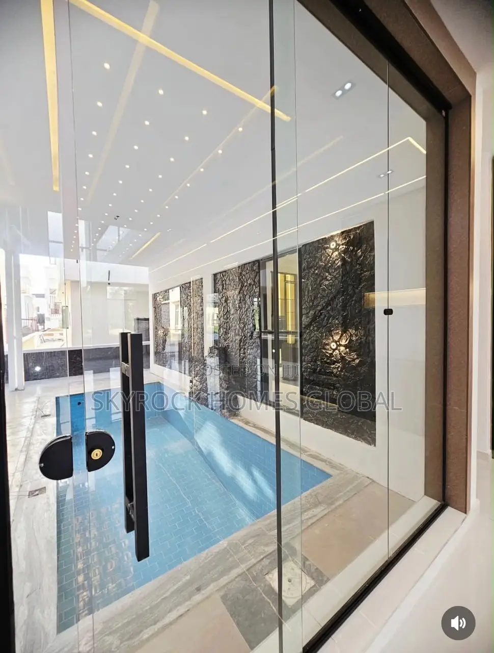5bdrm Duplex in Ikota for sale in Ikota