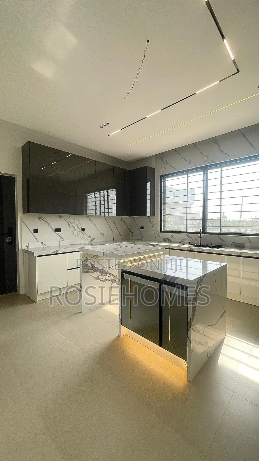 5bdrm Duplex in Chevron for sale in Chevron