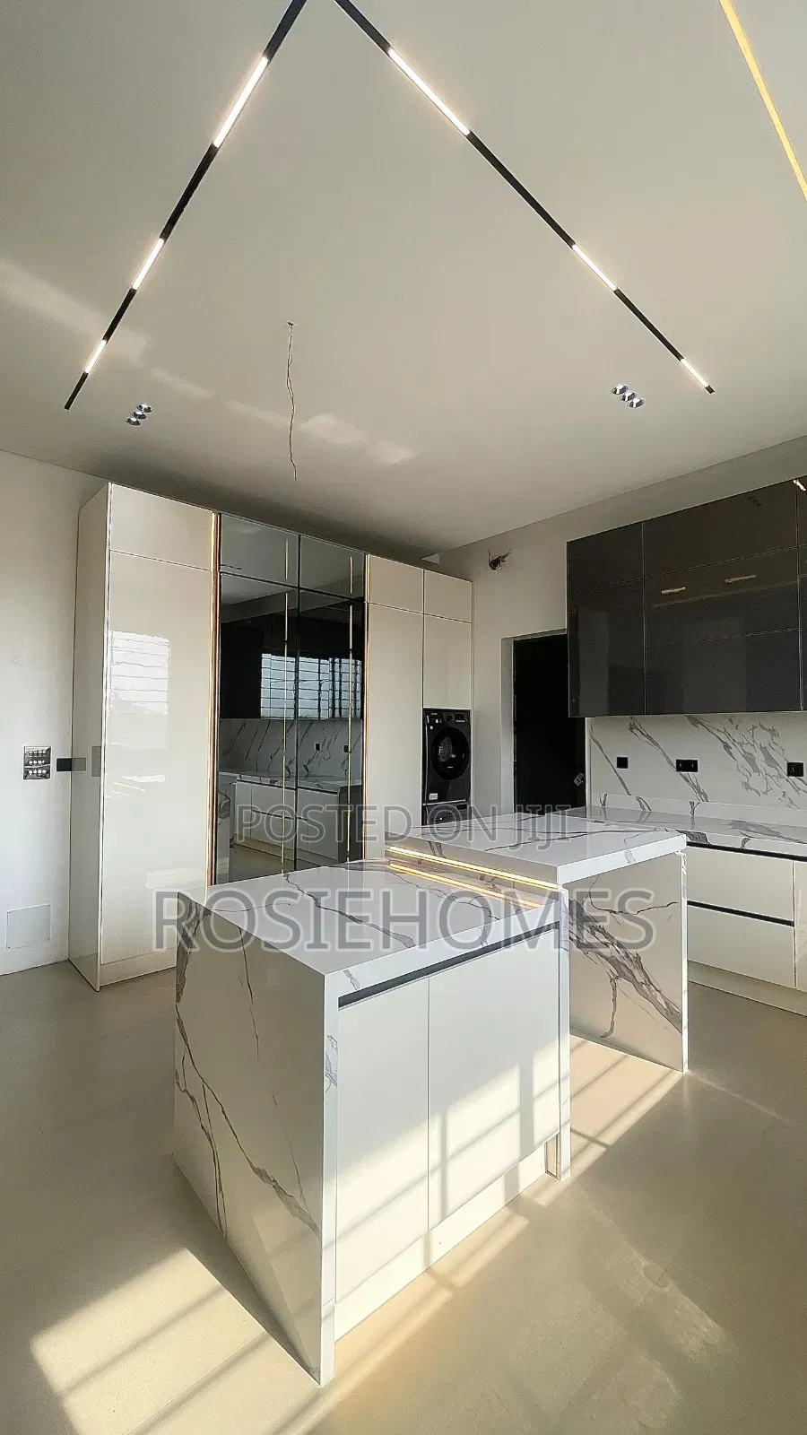 5bdrm Duplex in Chevron for sale in Chevron